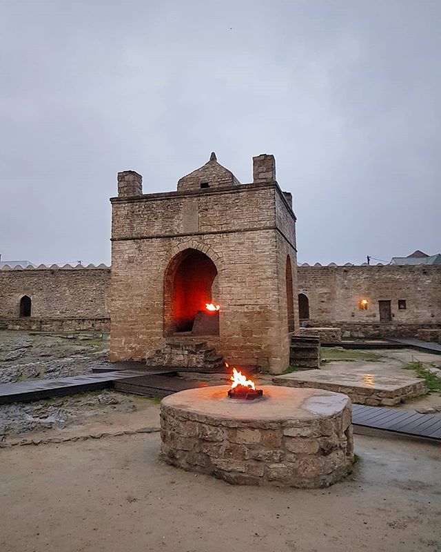 ATƏŞGAH MƏBƏDİNDƏ TUR